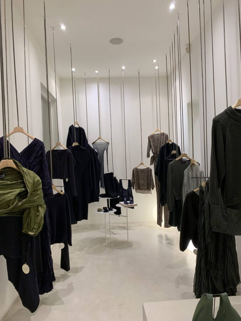 Exploring the Allure of Contana Store’s Striking Visual Merchandising in Barcelona
